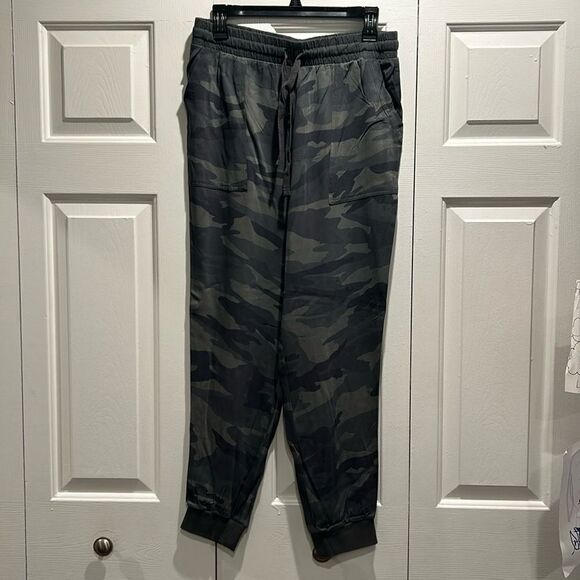 NWOT Splendid Camo Joggers, Size Medium - Picture 1 of 8